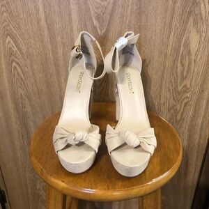 Shoedazzle Deanelle Cream Floral Embroidered Heels